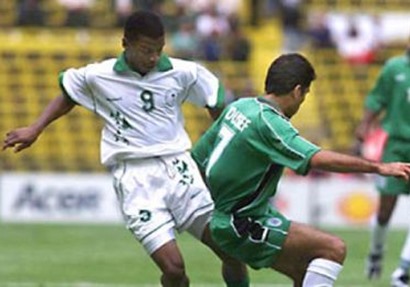صورة من مواجهة مصر والسعودية في كأس القارات 1999