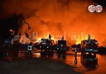 جهود للسيطرة على حريق ساحة الخردة بميناء دمياط