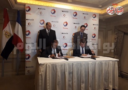 جانب من توقيع عقد الشراكة بين إيماك للمطارات و توتال