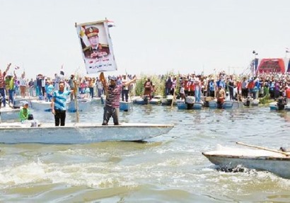 الصيادون يرفعون صورة الرئيس السيسى احتفالا ببدء إزالة التعديات على بحيرة المنزلة