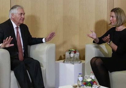 فيديريكا موجيريني مع وزير الخارجية الأمريكي ريكس تيلرسون