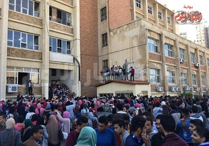 طلاب جامعة الاسكندرية يتظاهرون إحتجاجا على قرار " ترامب" 