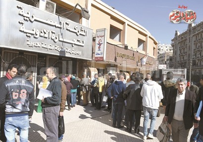 طوابير المواطنين أمام صيدلية الإسعاف لصرف حقن البنسلين