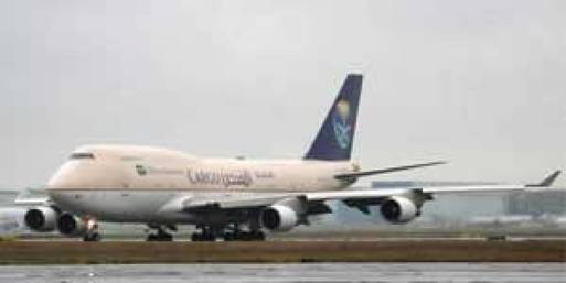 سوء الأحوال الجوية يجبر طائرة سعودية علي الهبوط