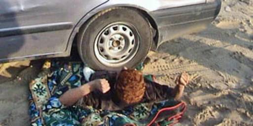 سائق يحاول إصلاح سيارته فـــــ"دهسته"