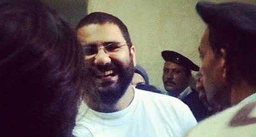 علاء عبد الفتاح يدلي بصوته في جولة الإعادة "بطرة" 
