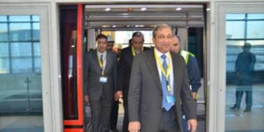 وزير الطيران يشهد أول رحلة تجريبية للقطار الآلي بالمطار 
