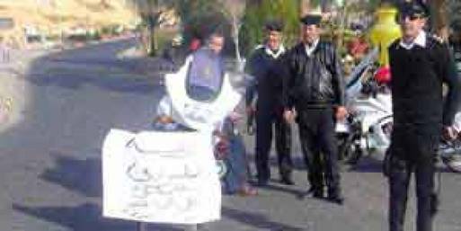 ضابط مرور للمارة بشرم الشيخ :"المحافظ أغلق الطريق" 