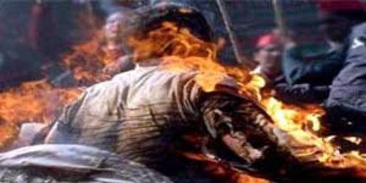 الصحة:المتظاهر الذي أشعل النار في نفسه بالتحرير حالته مستقرة 