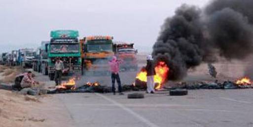 احتجاج سائقي الشحن بسبب إغلاق طريق العريش 