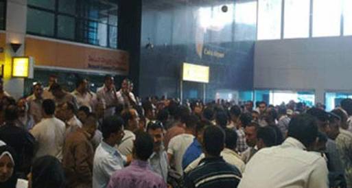 مظاهرات فى المطار تطالب برحيل مدير الخدمة المميزة