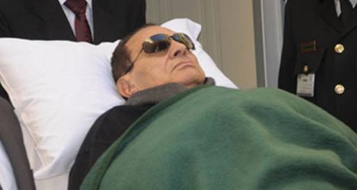 مبارك يصل لمقر المحاكمة .. و العتيبي : المخلوع لم يقتل المصريين