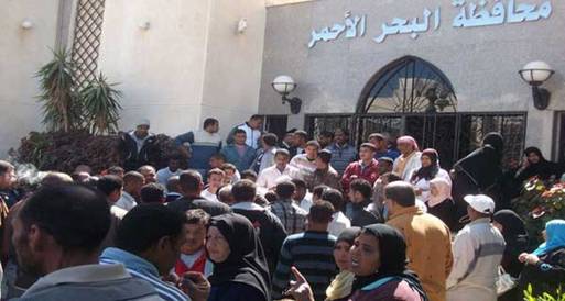 عشرات المتظاهرين يقتحمون مبني محافظة البحرالأحمر