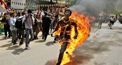بوعزيزى التبت يشعل النار فى نفسه