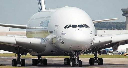 تأخير إقلاع طائرة متجهة إلي السعودية بسبب " بط مجمد "