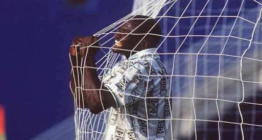 وفاة أسطورة كرة القدم النيجيري رشيدي ياكيني