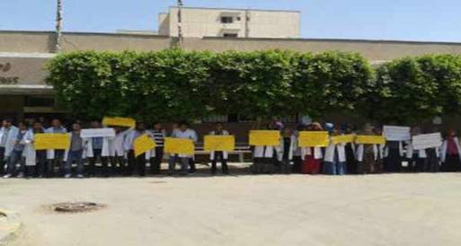 شلل بمستشفى المنيا الجامعي بسبب اعتصام أطباء الامتياز