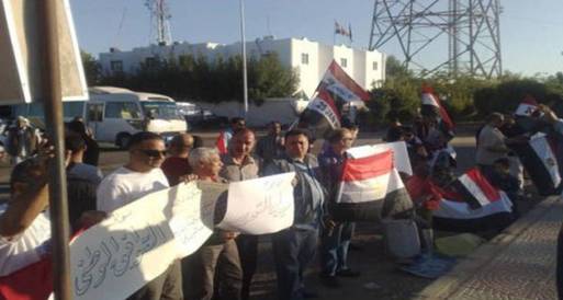  العاملون بشرم الشيخ يطالبون بمساواتهم بالمصريين في الخارج 