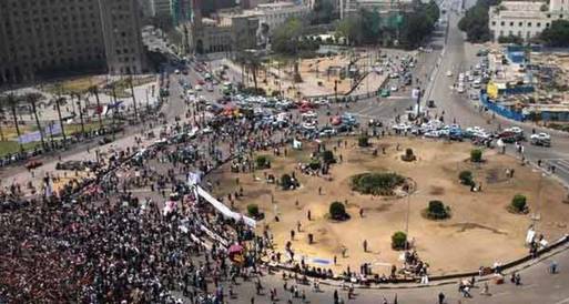 مشاحنات بين المتظاهرين وأنصار مرسى بميدان التحرير