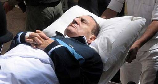 أنباء عن وفاة الرئيس السابق "مبارك" و "دفاعه" ينفي