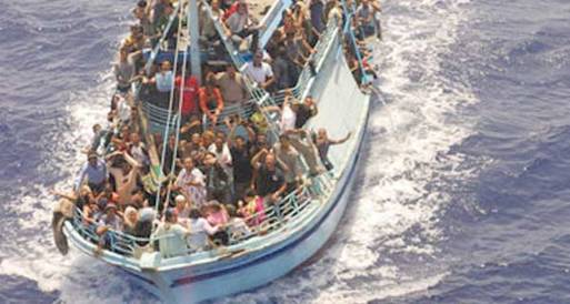 إيطاليا توقف مركب مصري يحمل 60 مهاجرا غير شرعي