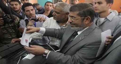 "مرسي" يخرق الصمت الانتخابي عقب الإدلاء بصوته بالشرقية
