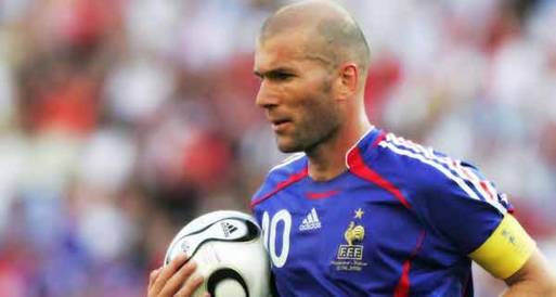 زيدان يحتفل بعيد ميلاده بمتابعة مباراة فرنسا وأسبانيا بيورو 2012