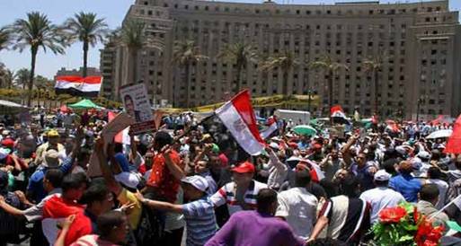 مئات المتظاهرين يواصلون اعتصامهم لليوم السابع على التوالي بالتحرير 