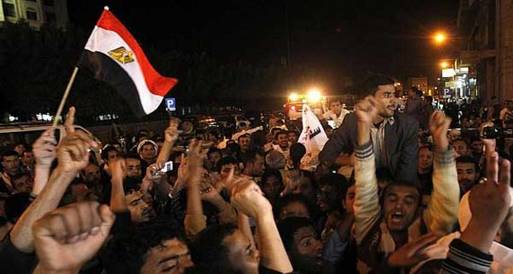 المتظاهرون في ميدان التحرير يحتفلون بإلغاء قرار الضبطية القضائية