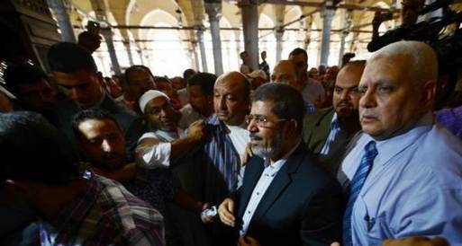 المصلون يلتفون حول مرسي أثناء خروجه من الأزهر