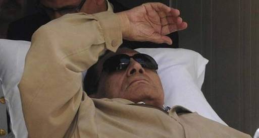مبارك يستقبل قرار إعادته إلى طره بذهول وعصبية 