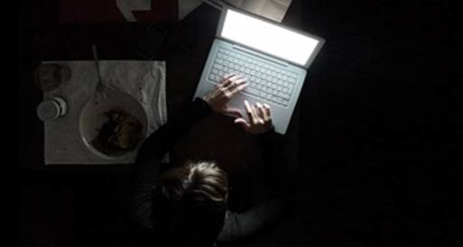 دراسة تربط بين الجلوس أمام التلفزيون والكمبيوتر ليلا والاكتئاب