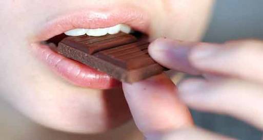 أبحاث: الرغبة في تناول الشيكولاتة لا تزيد قبل الدورة الشهرية