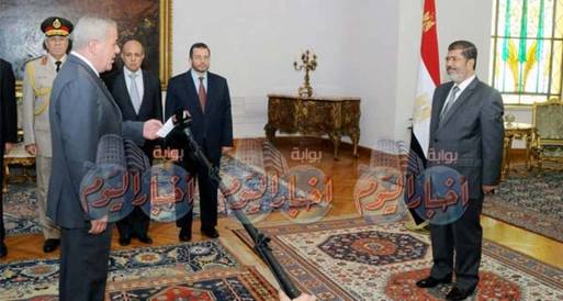 وزير الإنتاج الحربي يؤدي اليمين الدستورية أمام الرئيس مرسي