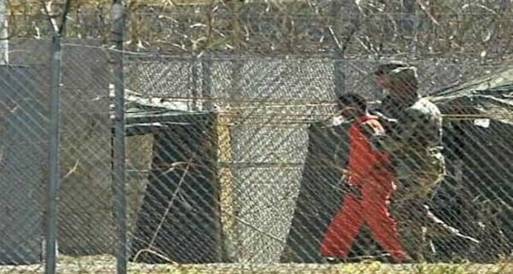 أهالي معتقلي "جوانتنامو" يعتصمون أمام السفارة الأمريكية بالكويت