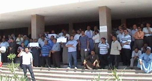 تظاهر آلاف الإداريين أمام جامعة الإسكندرية للمطالبة بتحسين أوضاعهم 
