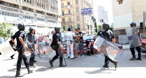 الأمن يعتدي على أهالي معتقلي السفارة أمام محكمة قصر النيل