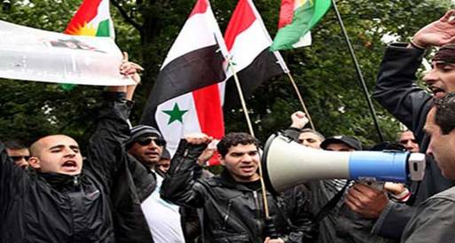 "سوريون" يتظاهرون على سلالم مكتبة الإسكندرية للتنديد بنظام الأسد