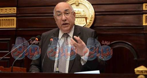 وزير المالية يضحي بالحكومة أمام مجلس الشورى
