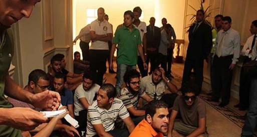 طلاب "البريطانية" يغلقون أبواب الجامعة ويطالبون فريد خميس بالاعتذار
