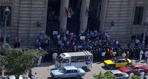 وقفة احتجاجية أمام محكمة الإسكندرية بالتزامن مع محاكمة "الزند"