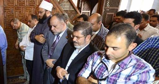 مرسي يؤدي صلاة الجمعة بمسجد مدينة المستقبل الدولية بالعريش