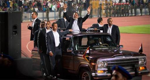 مرسي يستعد لإلقاء كلمته باحتفالية أكتوبر بعد النشيد الوطني