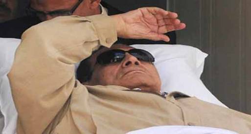الداخلية تنفي نقل مبارك خارج طره لتلقي العلاج