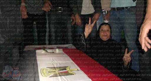 والدة شهيد بـ"محمد محمود": مرسي خلف وعده بالقصاص لأبنائنا