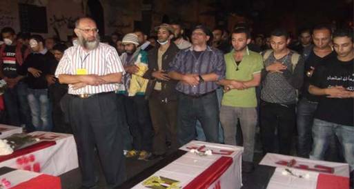 مسيرة "عيون الحرية" تصلي الجنازة على شهداء محمد محمود