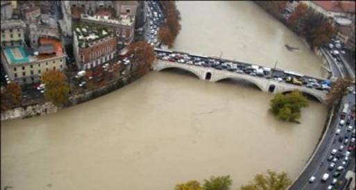 فيضان نهر التيبر في روما يغلق أشهر جسورها التاريخية