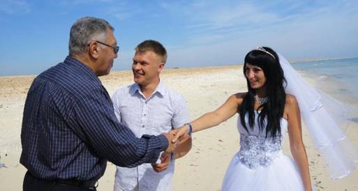 بالصور.. زوجان روسيان يحتفلان بزفافهما بجزيرة "مجاويش" بالغردقة