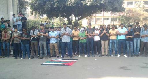 طلاب عين شمس يحرقون علم إسرائيل ويصلون على ضحايا أسيوط