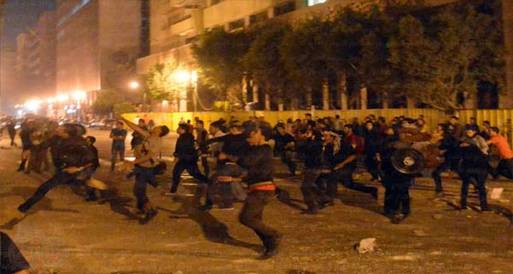 مدرعات الأمن المركزي تدهس المتظاهرين في القصر العيني